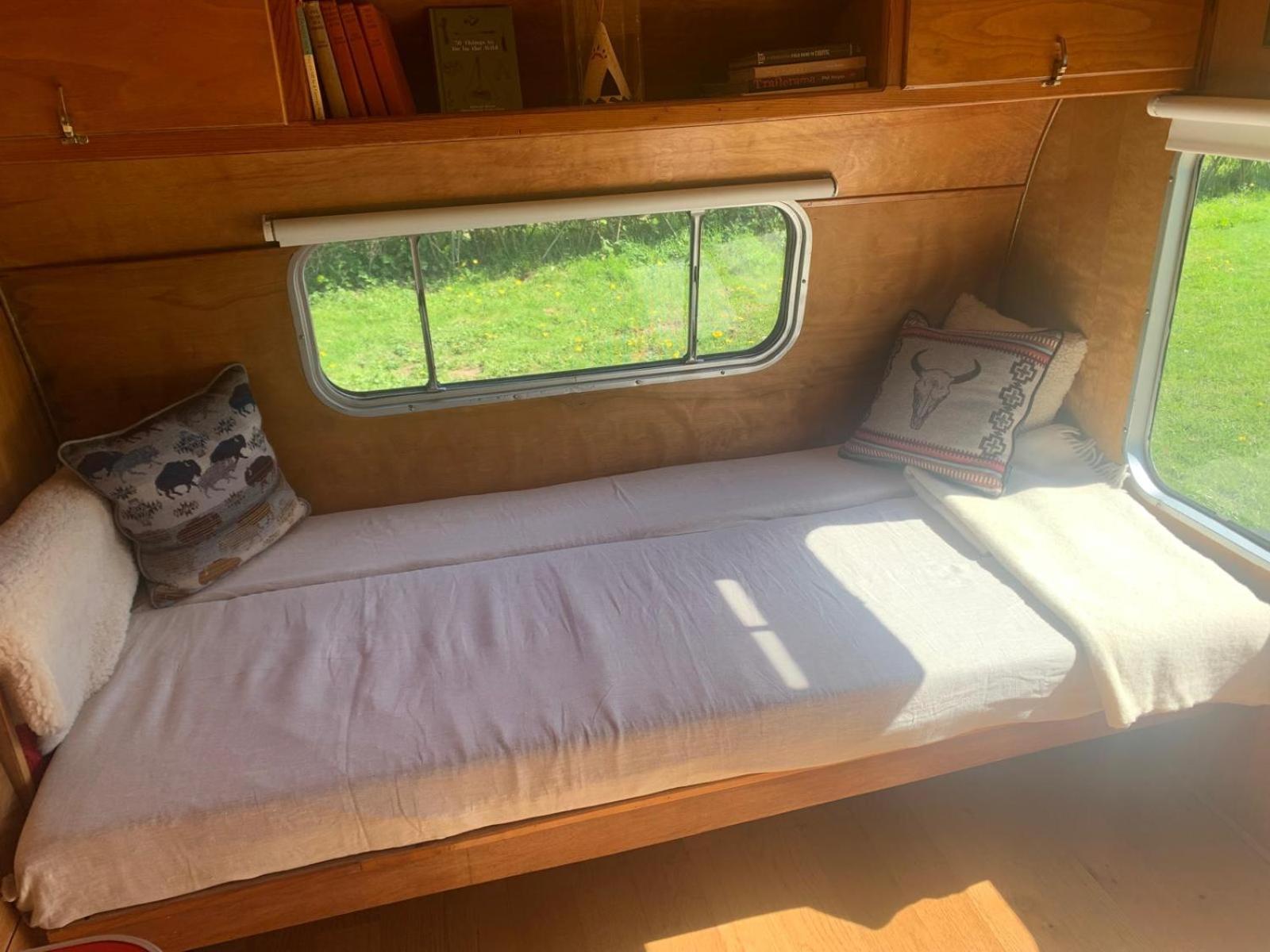 Silver Airstream Glamping & Rental Chichester Exterior foto